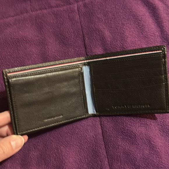 NWOT Tommy Hilfiger Wallet - Dark Brown - Picture 2 of 5